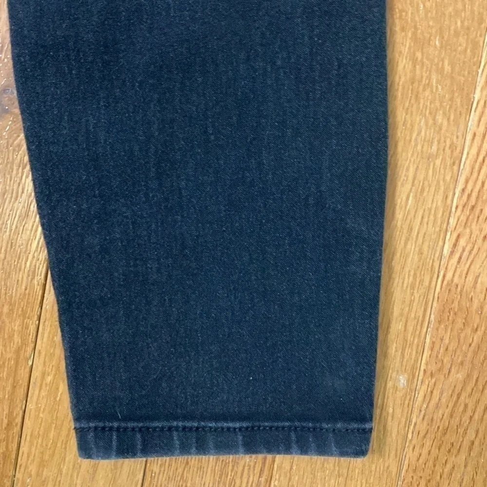 Tahari cropped skinny jeans size 4/27 black wash
